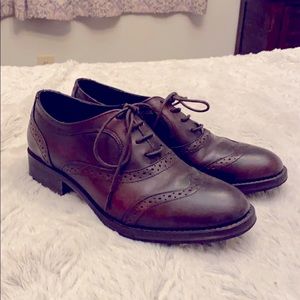 Leather oxfords with eyelet detail
